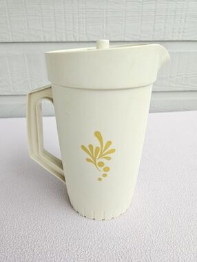 VTG Tupperware Harvest Gold Pitcher 2 Quart Push Button Lid 70s 80s Wheat MCM